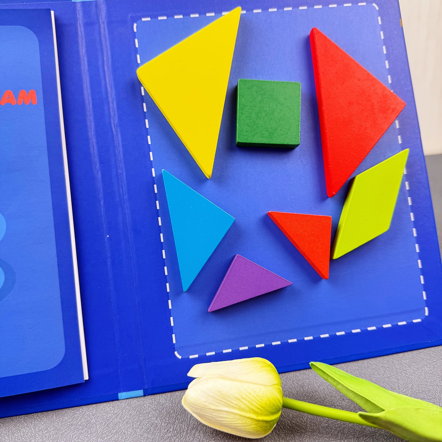 Conjunto de quebra-cabeças Tangram de madeira com clipe de livro portátil - Brinquedo educativo de construção de formas geométricas e aprendizagem cognitiva com desenvolvimento de habilidades de observação - Ideal para iluminação matemática, treino lógico - Presente perfeito para meninos e meninas no Natal, Páscoa, Halloween, aniversários - Inclui peças de madeira coloridas e caixa de armazenamento