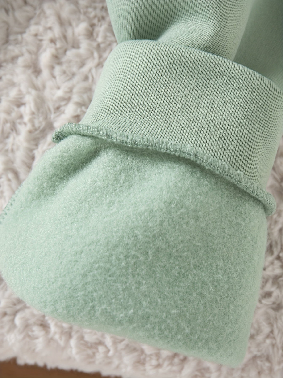 Discover the Cozy Color Block Hoodie Set for Boys from Toosly. Perfect for autumn and winter, this set offers warmth and style. Shop now!