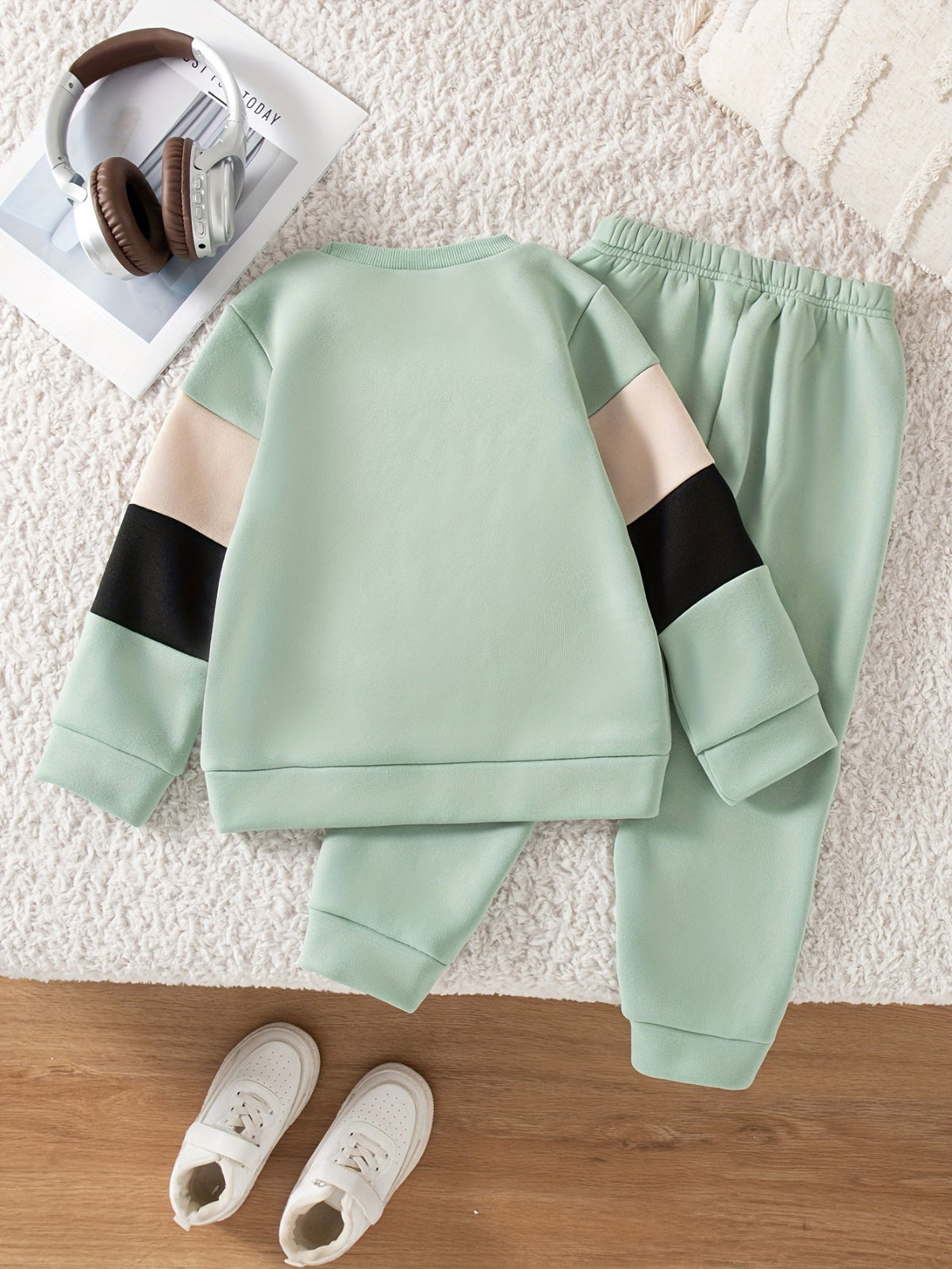 Discover the Cozy Color Block Hoodie Set for Boys from Toosly. Perfect for autumn and winter, this set offers warmth and style. Shop now!