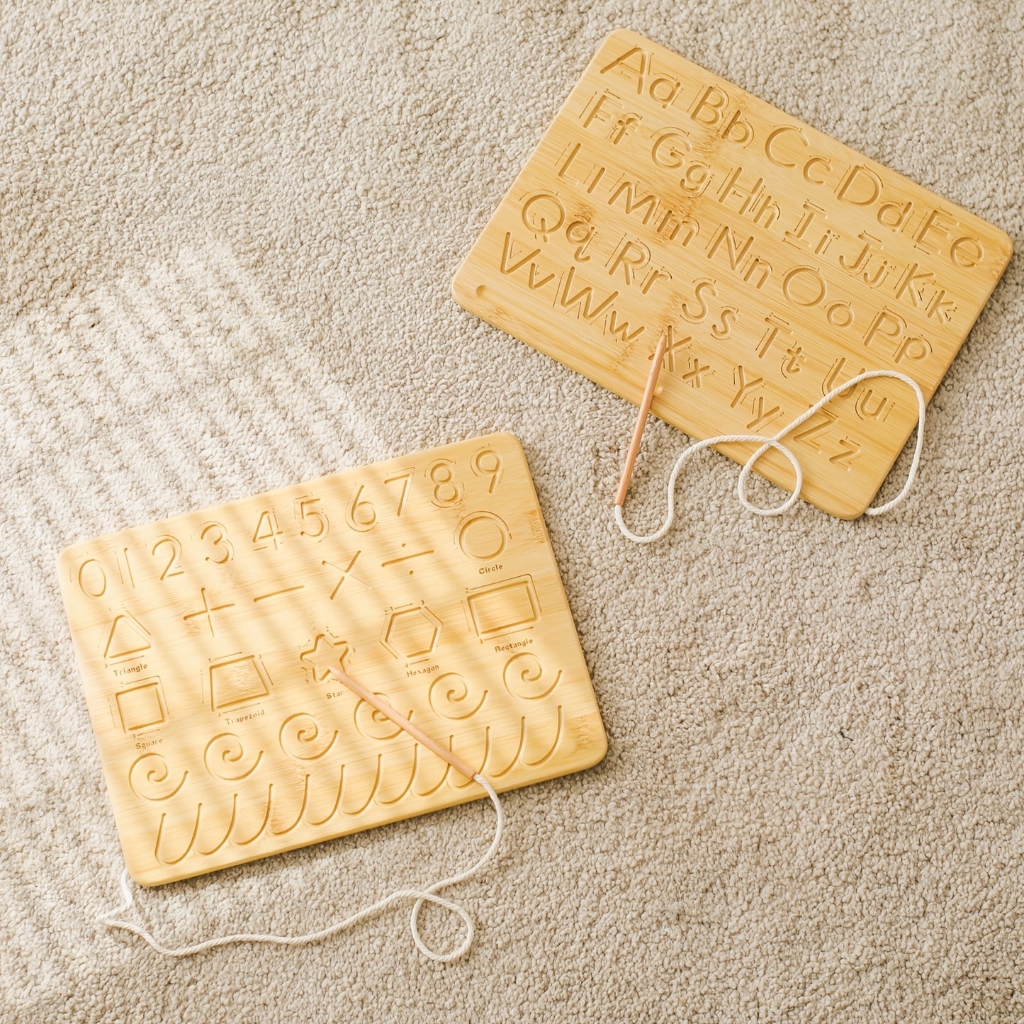 Placa Educativa de Madeira com Alfabeto e Números para Crianças Pequenas | Ferramenta de Aprendizagem Multifuncional com Letras e Números Ranurados | Cor Caqui | Inclui Cordão para Pendurar | Ideal para o Desenvolvimento da Infância | Presente Perfeito para Natal, Halloween, Aniversários, Brincadeiras Educacionais | Placa de Alfabeto Gravada | Feita com Cuidado