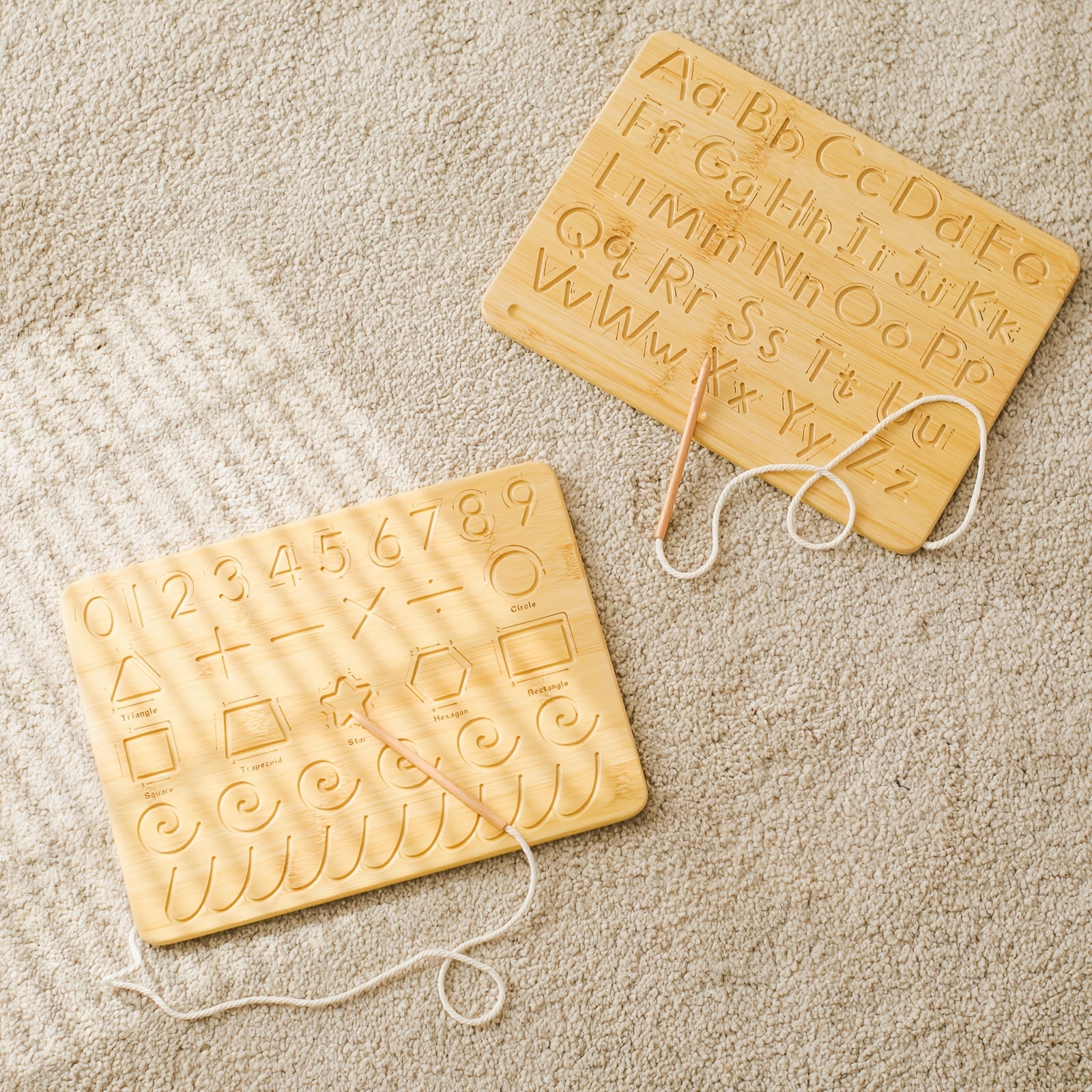 Placa Educativa de Madeira com Alfabeto e Números para Crianças Pequenas | Ferramenta de Aprendizagem Multifuncional com Letras e Números Ranurados | Cor Caqui | Inclui Cordão para Pendurar | Ideal para o Desenvolvimento da Infância | Presente Perfeito para Natal, Halloween, Aniversários, Brincadeiras Educacionais | Placa de Alfabeto Gravada | Feita com Cuidado