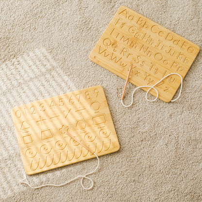 Placa Educativa de Madeira com Alfabeto e Números para Crianças Pequenas | Ferramenta de Aprendizagem Multifuncional com Letras e Números Ranurados | Cor Caqui | Inclui Cordão para Pendurar | Ideal para o Desenvolvimento da Infância | Presente Perfeito para Natal, Halloween, Aniversários, Brincadeiras Educacionais | Placa de Alfabeto Gravada | Feita com Cuidado