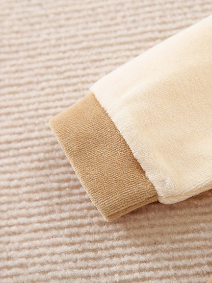 Discover the Cozy Reindeer Baby Jumpsuit at Toosly. Perfect for holiday warmth and fun. Soft, safe, and adorable.