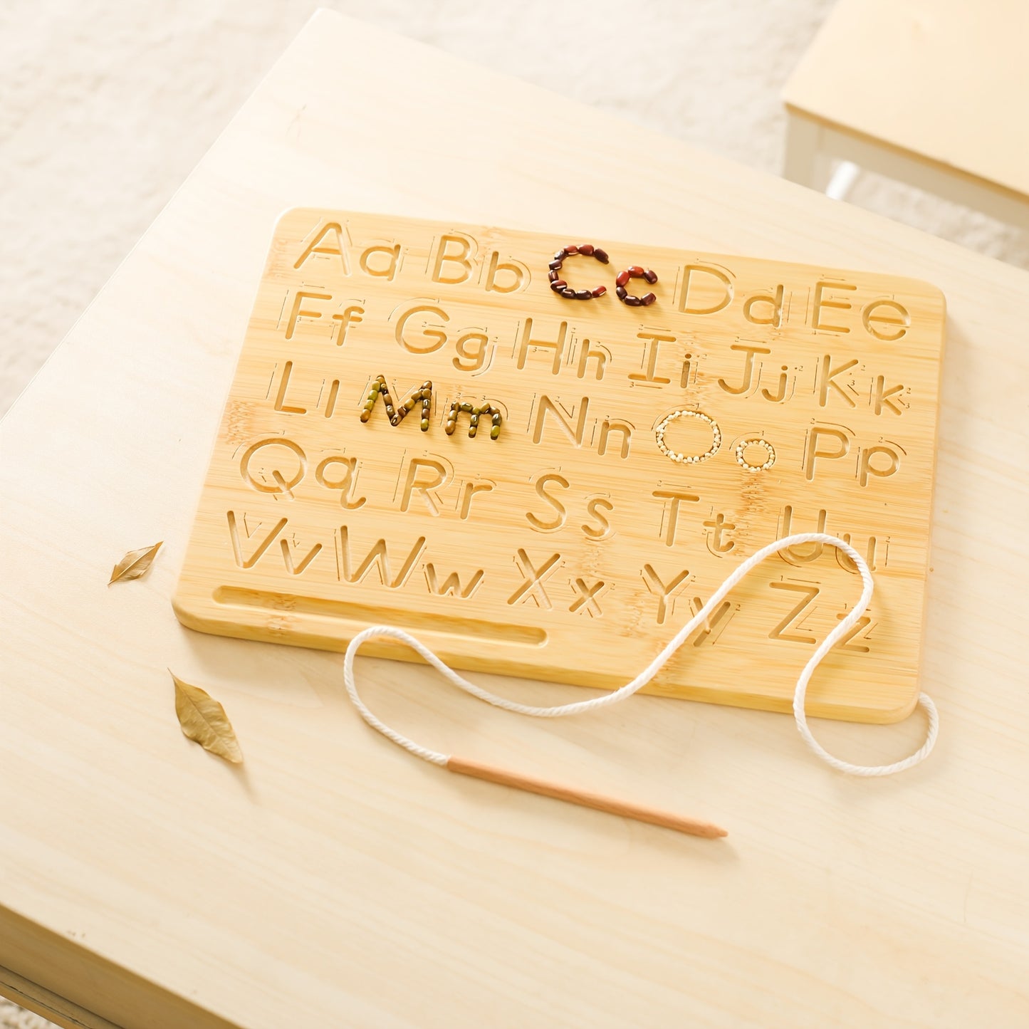 Placa Educativa de Madeira com Alfabeto e Números para Crianças Pequenas | Ferramenta de Aprendizagem Multifuncional com Letras e Números Ranurados | Cor Caqui | Inclui Cordão para Pendurar | Ideal para o Desenvolvimento da Infância | Presente Perfeito para Natal, Halloween, Aniversários, Brincadeiras Educacionais | Placa de Alfabeto Gravada | Feita com Cuidado