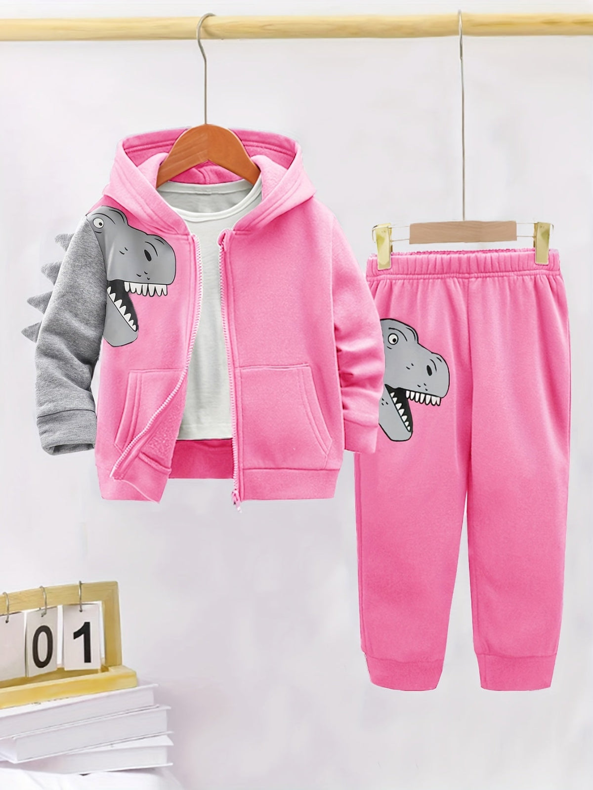 Explore joy and comfort with our Dinosaur Hoodie Set for Kids. Perfect for playful adventures. Toosly: care and safety in every detail.