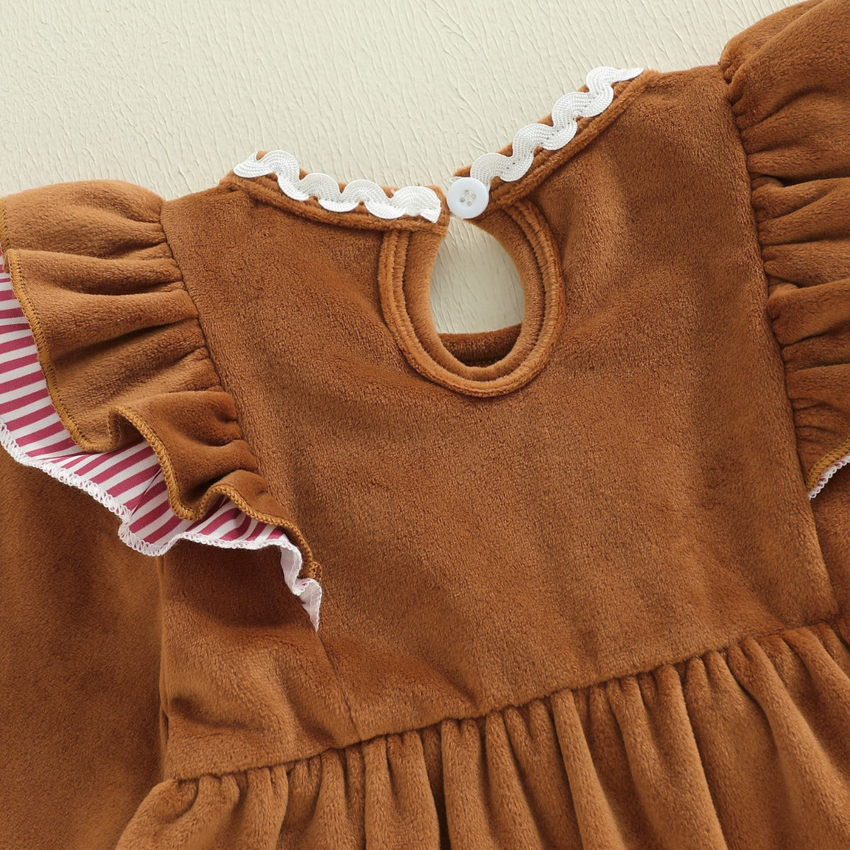 Discover the Charming Holiday Romper for Baby Girls. Soft, cozy, and perfect for festive moments. Ideal for 0-18 months.