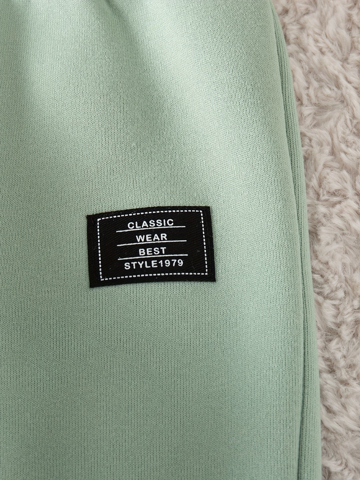 Discover the Cozy Color Block Hoodie Set for Boys from Toosly. Perfect for autumn and winter, this set offers warmth and style. Shop now!