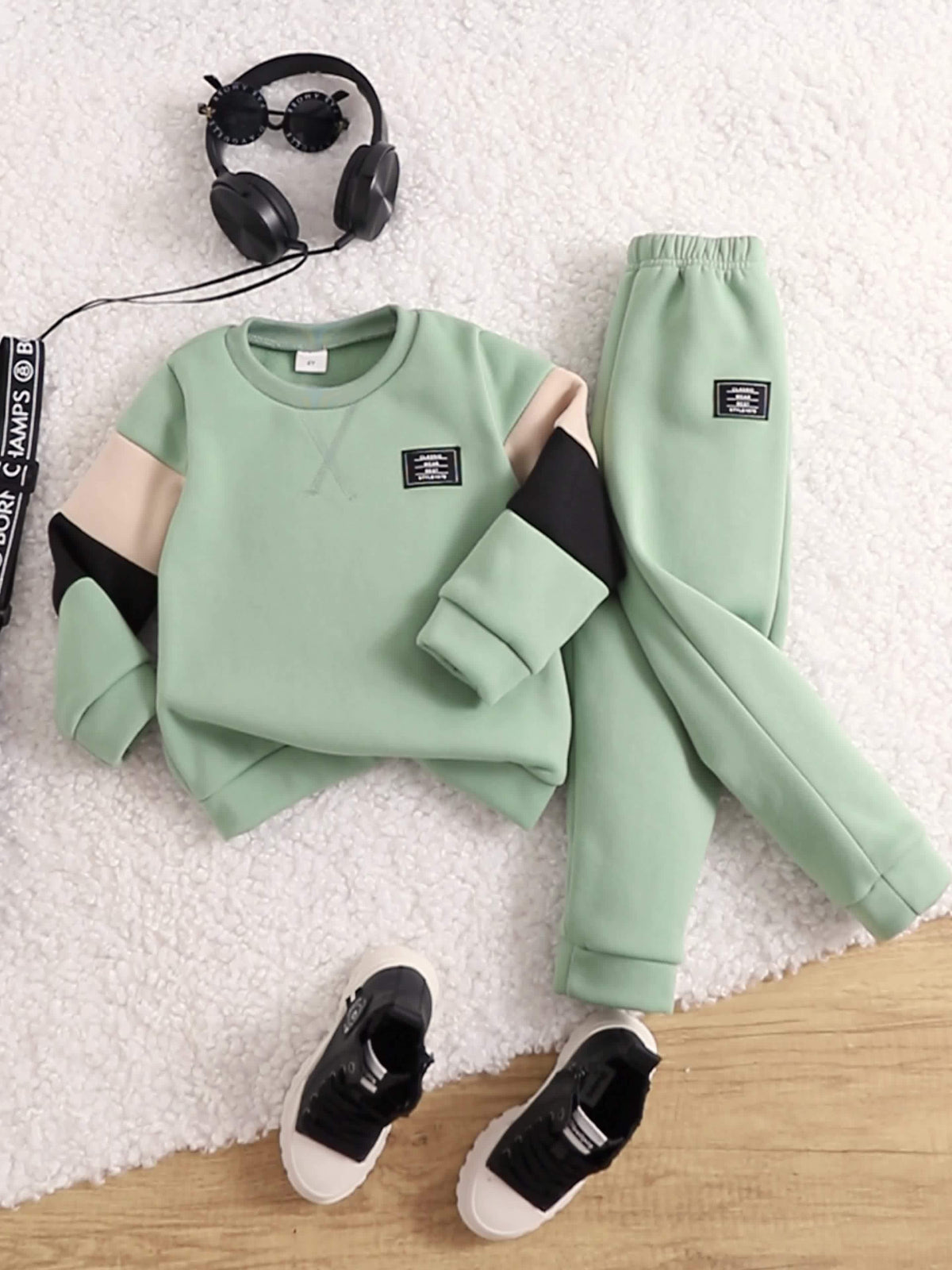 Discover the Cozy Color Block Hoodie Set for Boys from Toosly. Perfect for autumn and winter, this set offers warmth and style. Shop now!