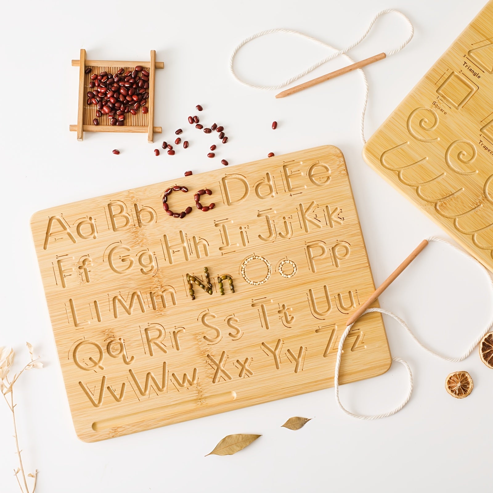 Placa Educativa de Madeira com Alfabeto e Números para Crianças Pequenas | Ferramenta de Aprendizagem Multifuncional com Letras e Números Ranurados | Cor Caqui | Inclui Cordão para Pendurar | Ideal para o Desenvolvimento da Infância | Presente Perfeito para Natal, Halloween, Aniversários, Brincadeiras Educacionais | Placa de Alfabeto Gravada | Feita com Cuidado