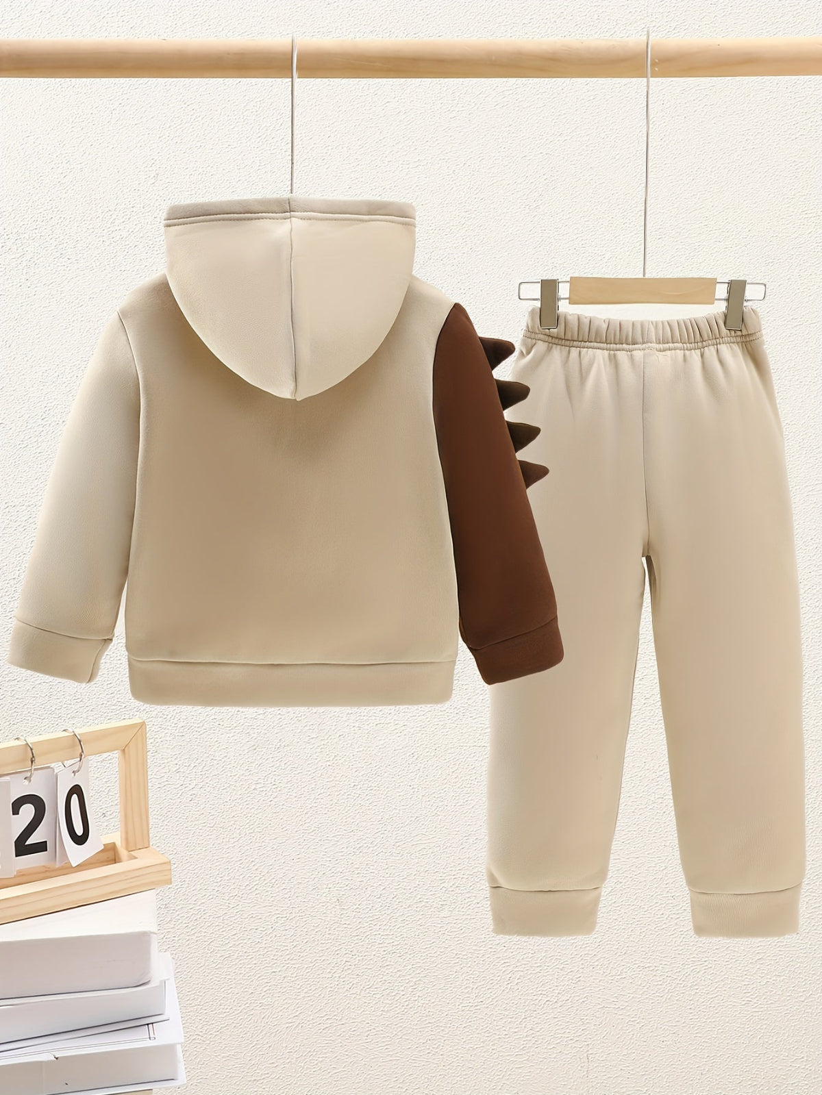 Explore joy and comfort with our Dinosaur Hoodie Set for Kids. Perfect for playful adventures. Toosly: care and safety in every detail.