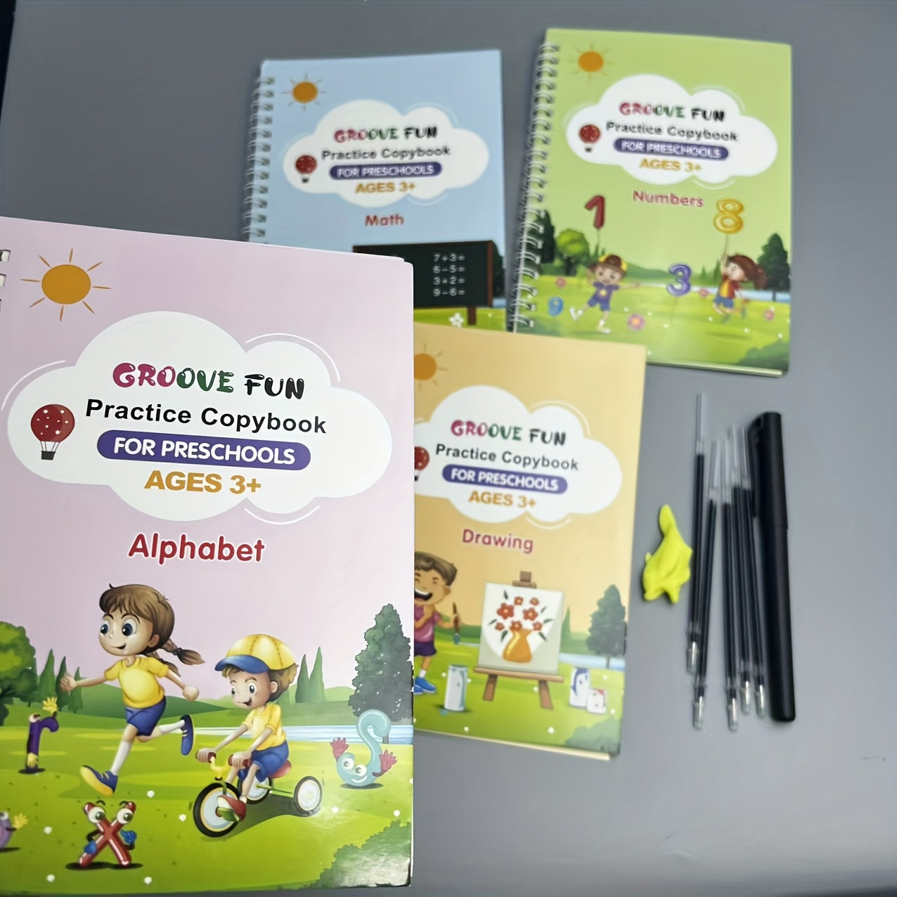 Quatro livros de caligrafia mágica com capa dura para treino de controle (inclui letras + números + desenho + versão matemática + 1 caneta + 5 recargas + suporte para caneta). Esses livros de desenho reutilizáveis são perfeitos como presentes de Natal, aniversário ou material escolar. Projetados