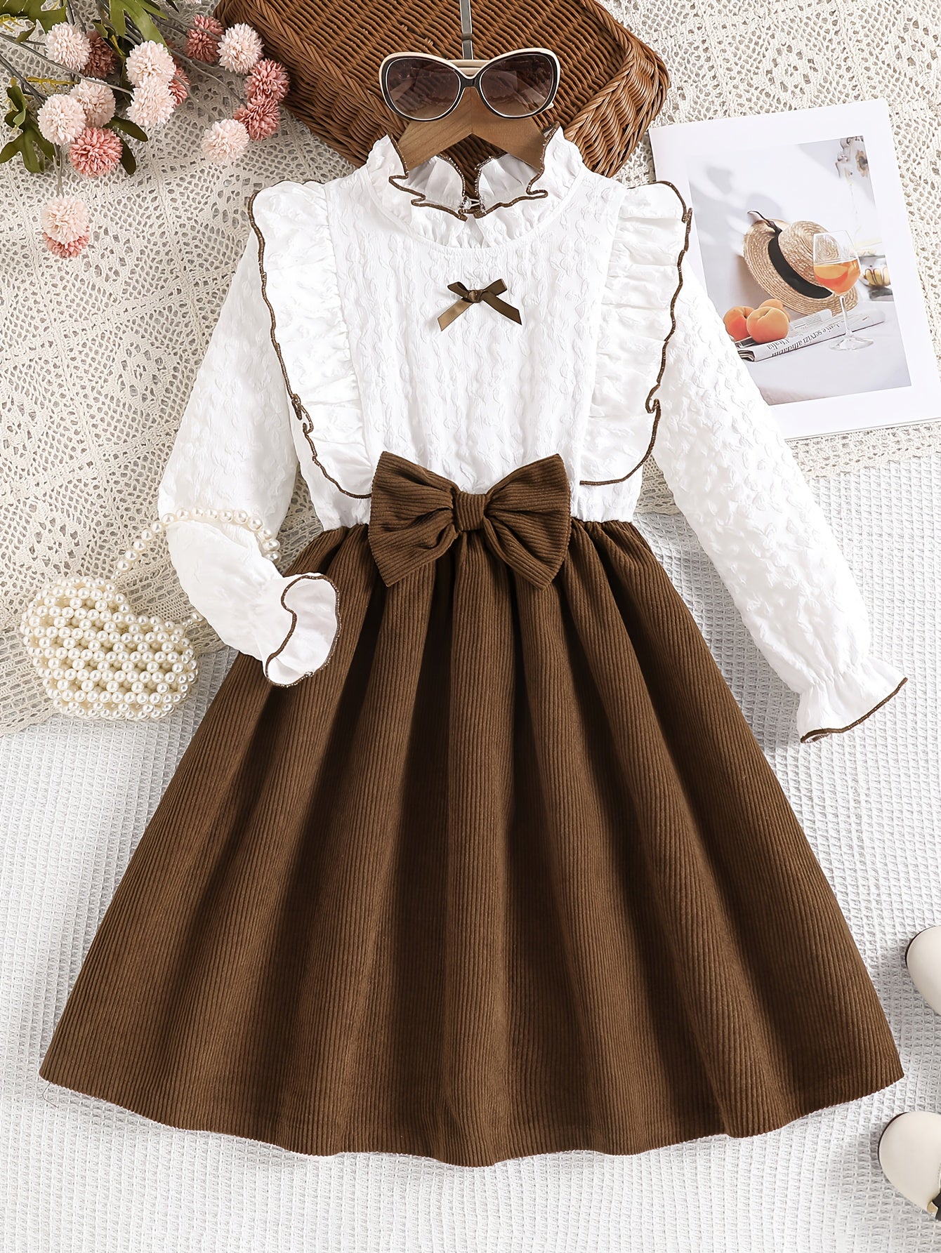 Discover elegance and comfort with our Charming Vintage Dress for girls, perfect for autumn and winter adventures. Explore with Toosly.