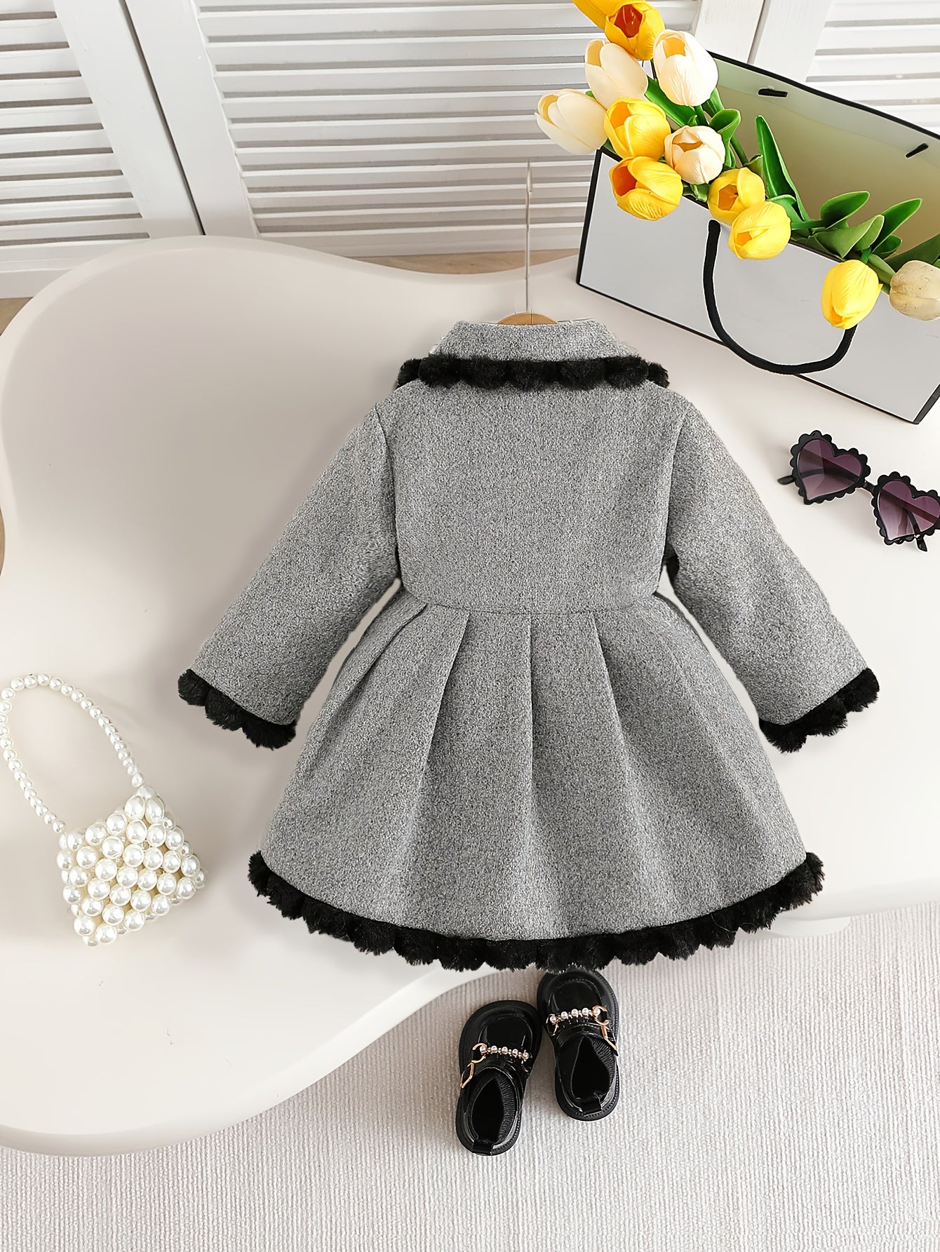 Casaco de Inverno para Bebé Menina com Detalhe de Renda e Laço - Jaqueta com Capuz Forrado em Fleece Macio, Abotoamento Frontal, Punhos Fofos, Quente e Aconchegante para Outono/Inverno, Perfeito para Aniversários e Ocasiões Especiais, Casaco de Bebé Menina, Roupa Infantil de Estação, Roupa de Bebé Elegante, Botões de Pressão Duráveis