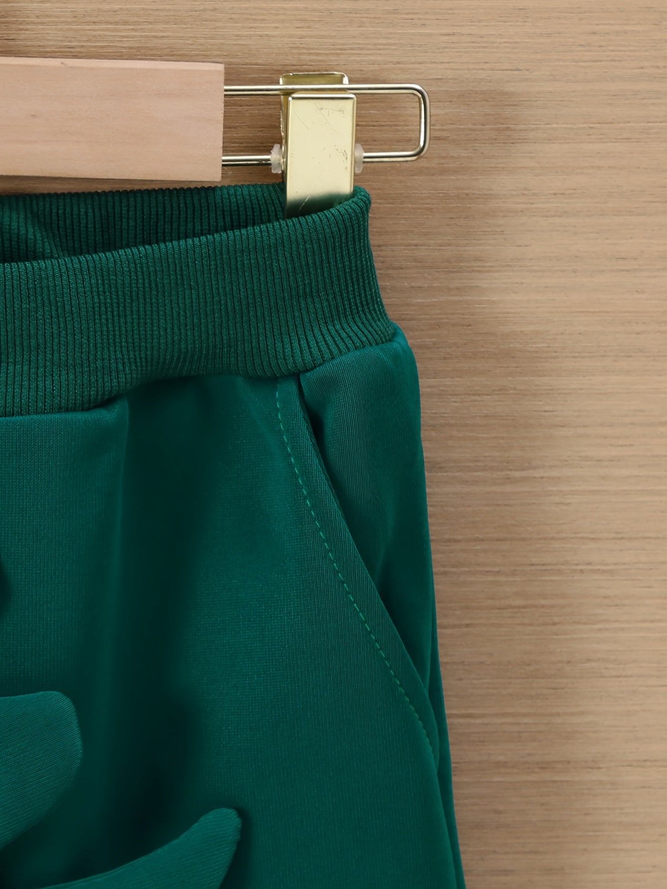 Explore comfort and joy with the Cozy Dinosaur Sweatshirt Set for Kids. Perfect for outdoor adventures. Discover more at Toosly.