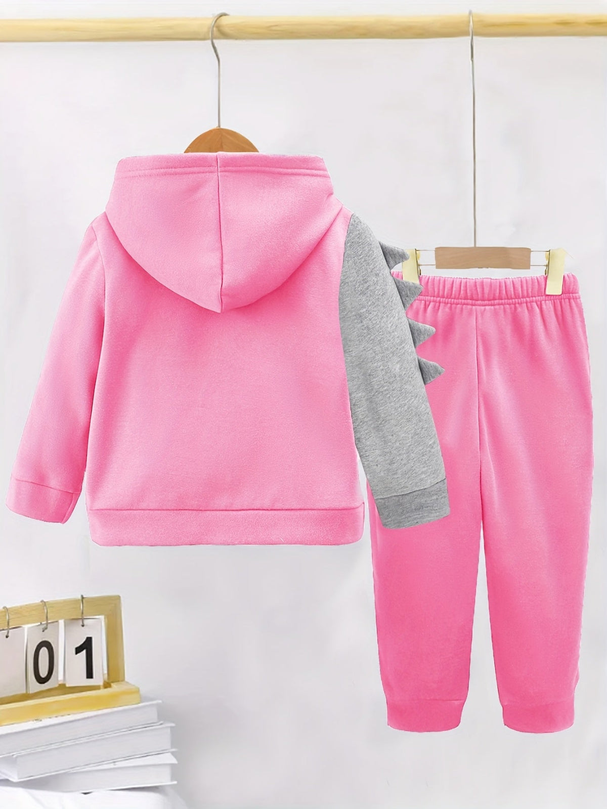 Explore joy and comfort with our Dinosaur Hoodie Set for Kids. Perfect for playful adventures. Toosly: care and safety in every detail.