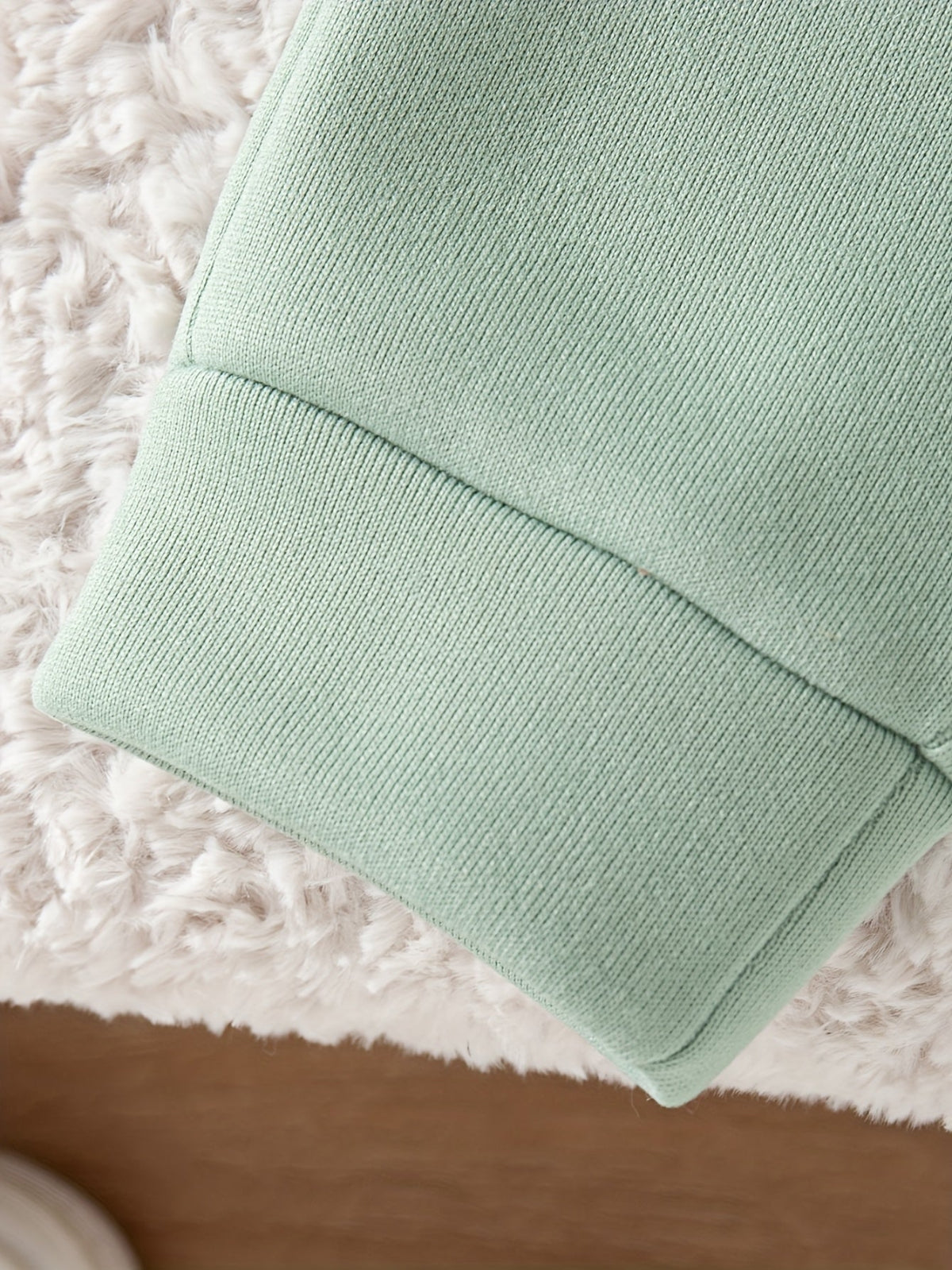 Discover the Cozy Color Block Hoodie Set for Boys from Toosly. Perfect for autumn and winter, this set offers warmth and style. Shop now!