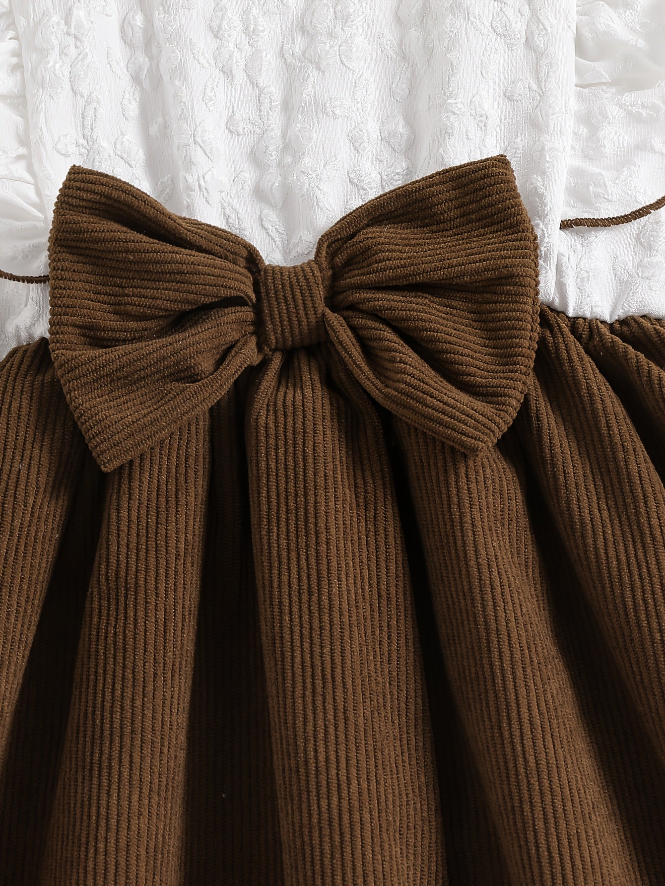 Discover elegance and comfort with our Charming Vintage Dress for girls, perfect for autumn and winter adventures. Explore with Toosly.