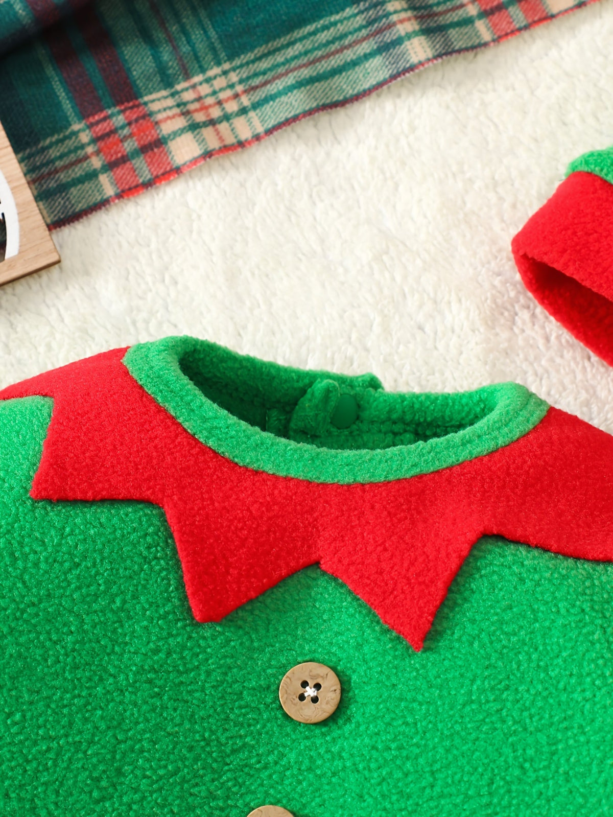 Discover the Cozy Christmas Elf Outfit for Kids. Perfect for warmth and festive fun. Ideal for ages 0-3. Toosly: care and safety in every detail.