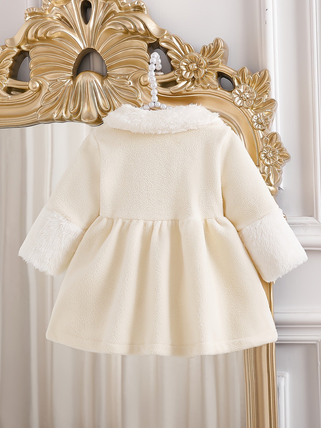 Discover warmth and elegance with our Cozy Beige Plush Cardigan, designed for girls. Perfect for autumn and winter, with velvet accents and a large bow.