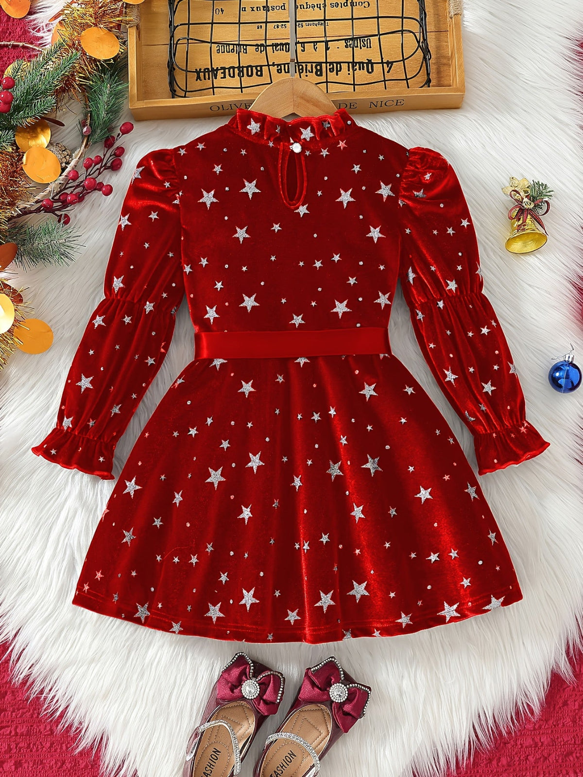 Discover the Starry Velvet Dress for girls. Soft, elegant, and perfect for any occasion. Ideal for parents seeking comfort and style.