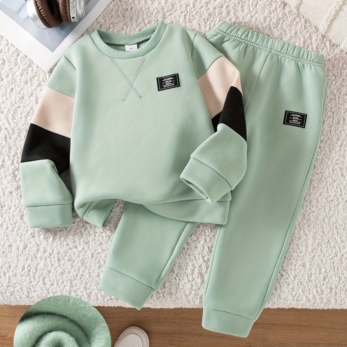 Discover the Cozy Color Block Hoodie Set for Boys from Toosly. Perfect for autumn and winter, this set offers warmth and style. Shop now!