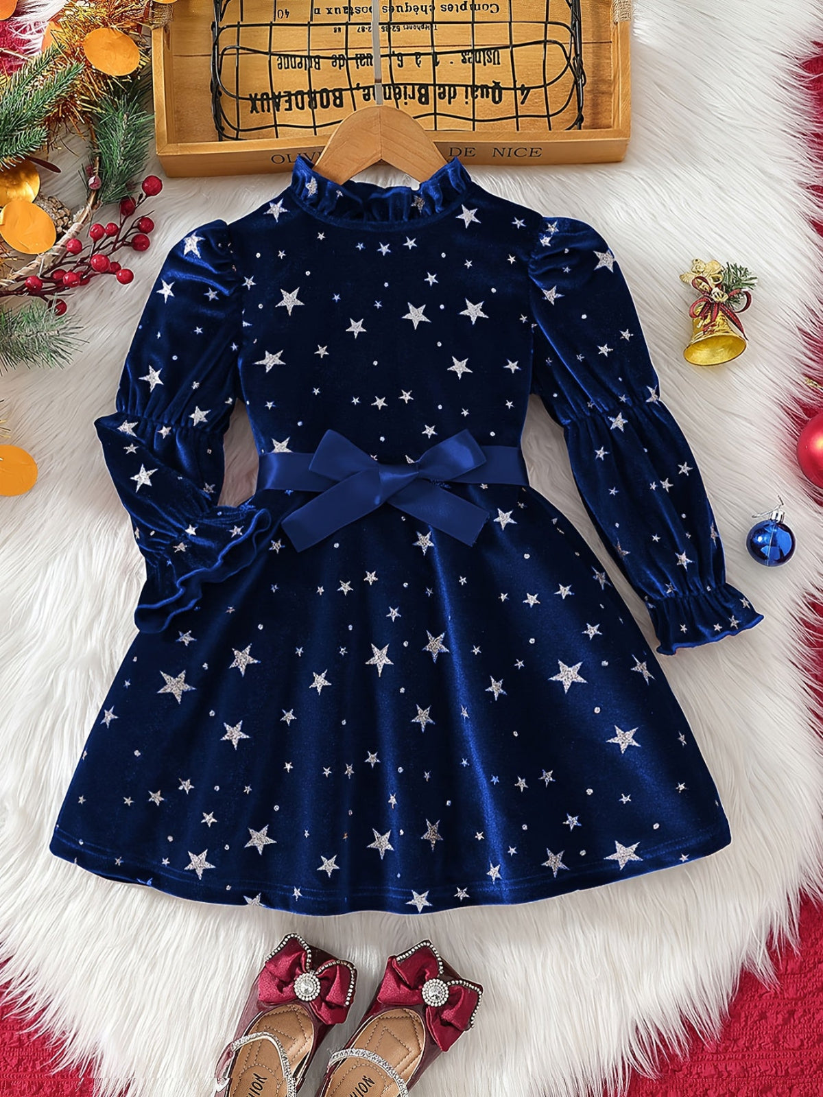 Discover the Starry Velvet Dress for girls. Soft, elegant, and perfect for any occasion. Ideal for parents seeking comfort and style.