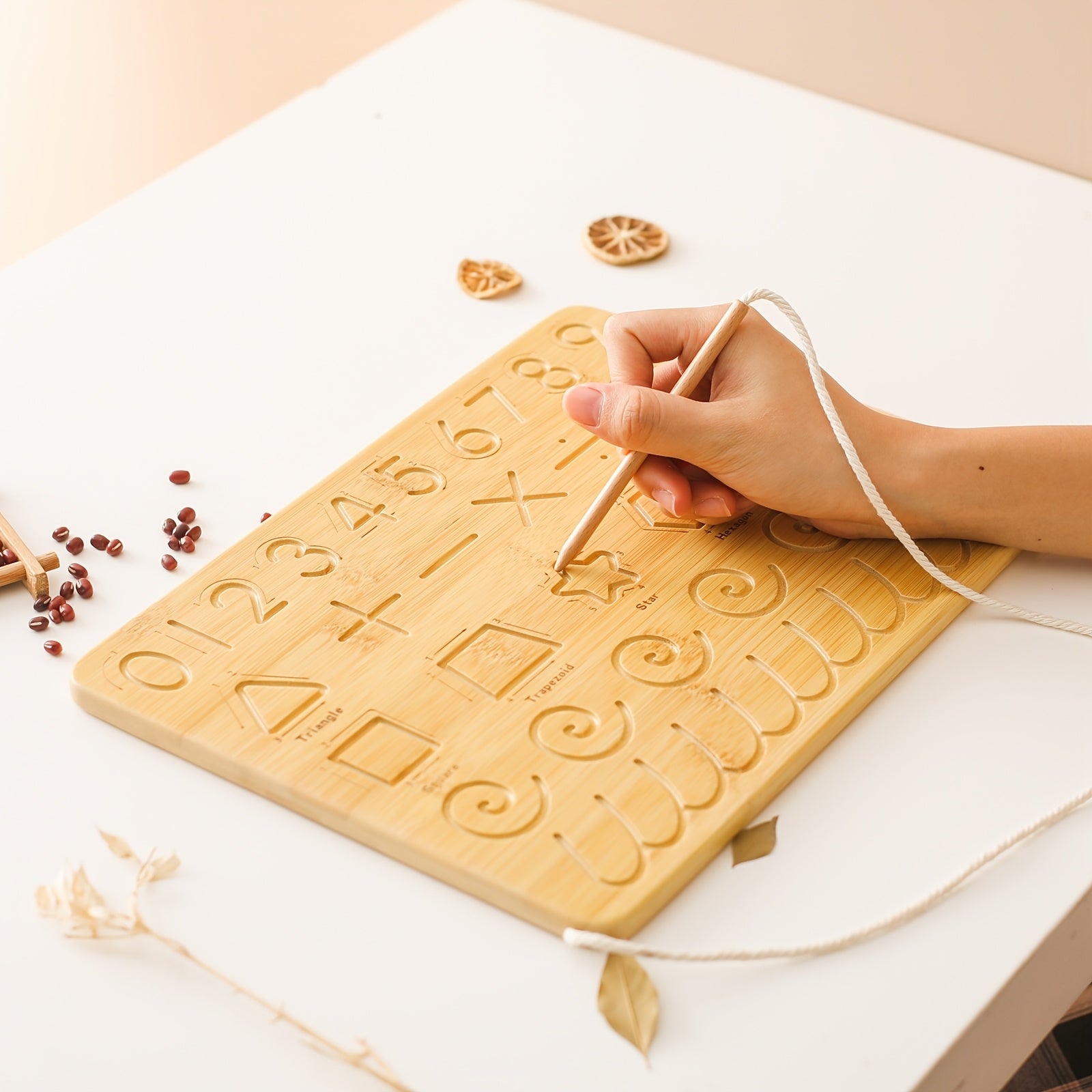 Placa Educativa de Madeira com Alfabeto e Números para Crianças Pequenas | Ferramenta de Aprendizagem Multifuncional com Letras e Números Ranurados | Cor Caqui | Inclui Cordão para Pendurar | Ideal para o Desenvolvimento da Infância | Presente Perfeito para Natal, Halloween, Aniversários, Brincadeiras Educacionais | Placa de Alfabeto Gravada | Feita com Cuidado